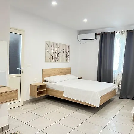 Keira Rentrooms * Vlorë